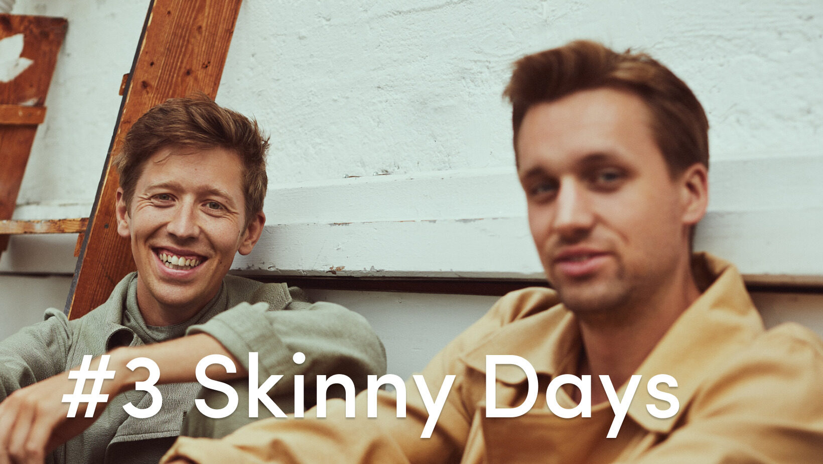 Musikkprodusenter Skinny Days foran en murvegg