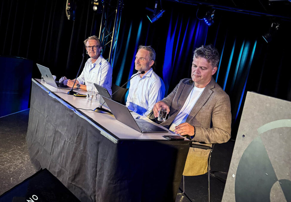 Fra TONOs informasjonsmøte om nye avregningsprinsipper 19. august 2024. F.v. Kommunikasjonsdirektør Willy Martinsen, adm. direktør Karl Vestli og styreleder Ole Henrik Antonsen. (Foto: Kristian Dugstad/TONO)